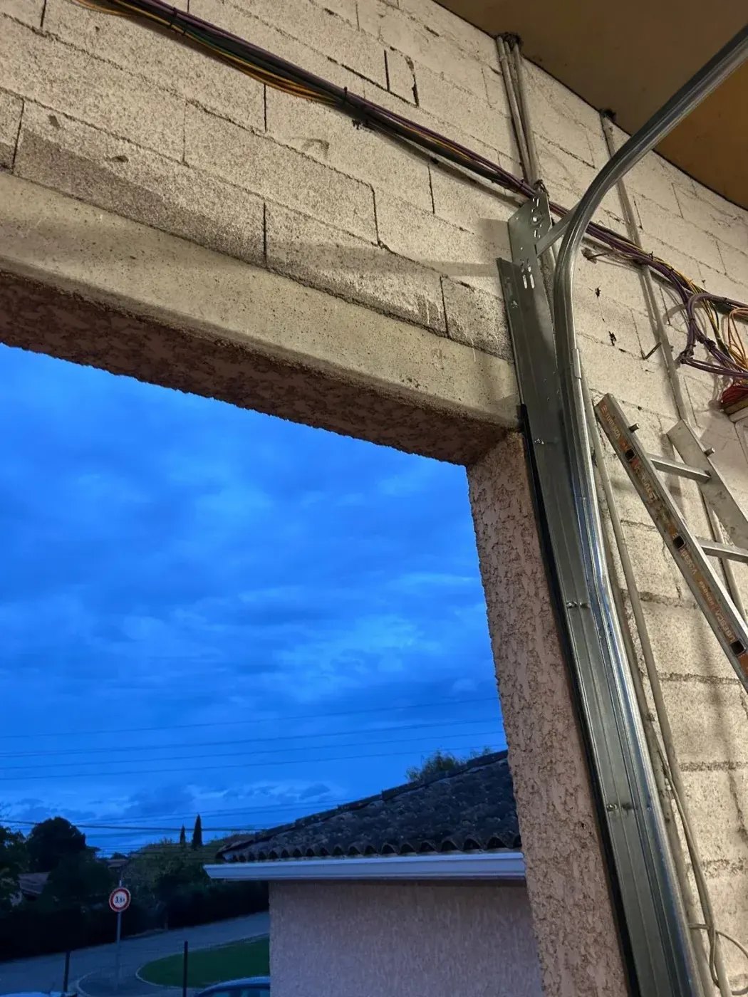 Installation de porte sectionnelle à Marseille